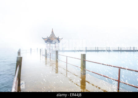 Dali, Yunnan, CHN. 10. Januar 2015. Dali, CHINA - 9. Januar 2015: (Nur zur redaktionellen Verwendung. CHINA aus) ï¼ˆPhoto wurde processedï¼‰Erhai See im Regen. Erhai See ist der größte Highland neben Dianchi und eines der sieben größten Süßwasserseen in China. '' Erhai'' bedeutet '' Meer geformt wie ein Ohr '' im chinesischen. Was bedeutet, dass der See Ohr geformt ist und so groß wie ein Meer, es wurde so genannt. Der See hat eine Fläche von 250 Quadratkilometern und liegt etwa 2 Kilometer östlich von Dali. Es ist wie ein Halbmond liegen zwischen Cangshan und Dali Stadt von Cangshan Berg gesehen. An einem sonnigen Tag, der c Stockfoto