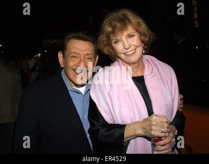 23. Mai 2015 - war ANNE MEARA (20. September 1929 - 23. Mai 2015), eine US-amerikanische Schauspielerin und Komikerin. Zusammen mit ihrem Ehemann, Jerry Stiller, war sie die Hälfte eines prominenten 1960er Jahre Komödie Teams, Stiller und Meara. Sie erschien auch auf der Bühne, Fernsehen, in zahlreichen Filmen und später ein Dramatiker. Im Laufe ihrer Karriere war Meara für vier Emmy Awards und einen Tony Award nominiert und gewann einen Writers Guild Award als Co-Autor für TV-Film, The Other Woman. Sie war die Mutter von Amy und Ben Stiller. Im Bild: 6. Dezember 2001; - Los Angeles, Kalifornien, US - Schauspieler Jerry Stiller und Anne mich Stockfoto