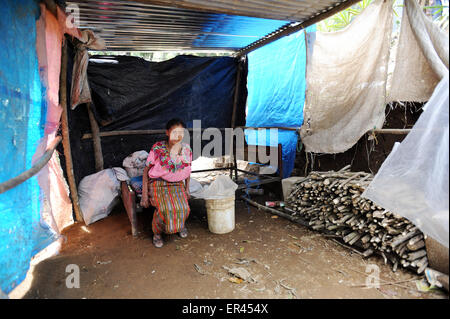 Ein Maya indigene Frau in ihrem Haus in Aqua Escondida, Solola, Guatemala. Stockfoto