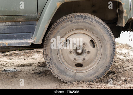 Einzelnes Fahrzeugrad in Nahaufnahme in Staub und Schmutz bedeckt Stockfoto