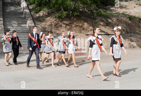 Gruppe von russischen Schülern in traditioneller Uniform feiern Abitur im Mai 2015 Stockfoto