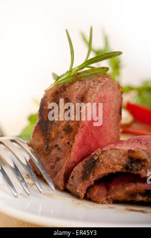 Rindfleisch Filet Mignon gegrillt mit frischem Gemüse auf Seite, Pilze, Tomaten und Rucola Salat Stockfoto