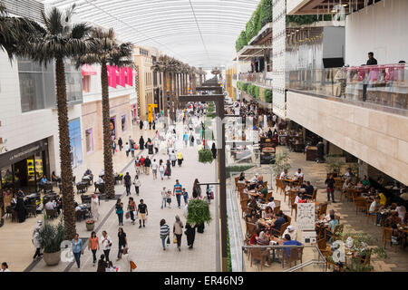 Innere des modernen gehobenen Einkaufszentrum The Avenues in Kuwait-Stadt, Kuwait. Stockfoto