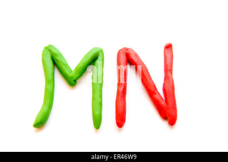Plastilin Buchstaben MN isoliert auf weißem Hintergrund Stockfoto