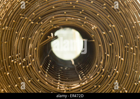 Rolle von rostigen Stahl Drahtgitter für den Bau. Baustahl für Betonwände. Hintergrund Stockfoto