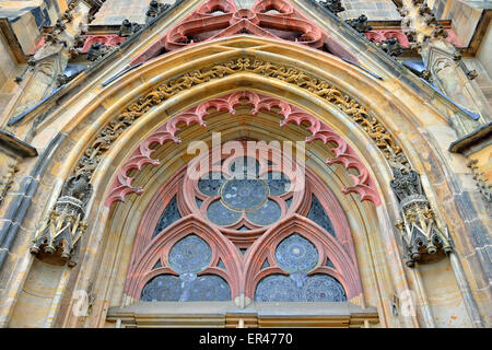 Gotischer Bogen bei der Einreise in St. Thomaskirche in Leipzig mit verschiedenen Farben von Steinen Stockfoto