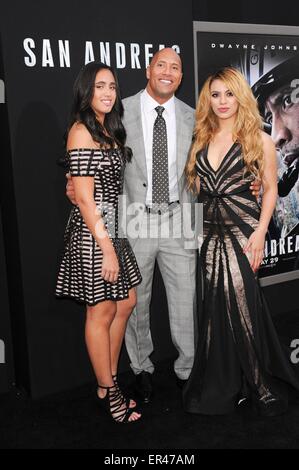 Los Angeles, CA, USA. 26. Mai 2015. Simone Alexandra Johnson, Dwayne Johnson, Dinah-Jane Hansen im Ankunftsbereich für SAN ANDREAS Premiere, TCL Chinese 6 Sälen (ehemals Grauman), Los Angeles, CA 26. Mai 2015. Bildnachweis: Elizabeth Goodenough/Everett Collection/Alamy Live-Nachrichten Stockfoto