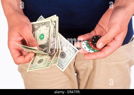 Mann, Dollarscheine und Casino-Chips. Stockfoto