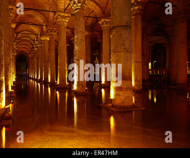 ISTANBUL, Türkei - 16. Juli 2014: Yerebatan Saray - Basilika-Zisterne in Istanbul, Türkei. Yerebatan Saray ist einer der Lieblings-tou Stockfoto