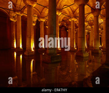 ISTANBUL, Türkei - 16. Juli 2014: Yerebatan Saray - Basilika-Zisterne in Istanbul, Türkei. Yerebatan Saray ist einer der Lieblings-tou Stockfoto