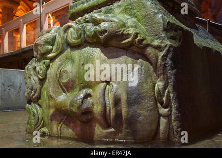 ISTANBUL, Türkei - 16. Juli 2014: Medusa Säulengrundlage in Basilika Zisterne, Istanbul, Türkei. Yerebatan Saray ist einer der Favoriten Stockfoto