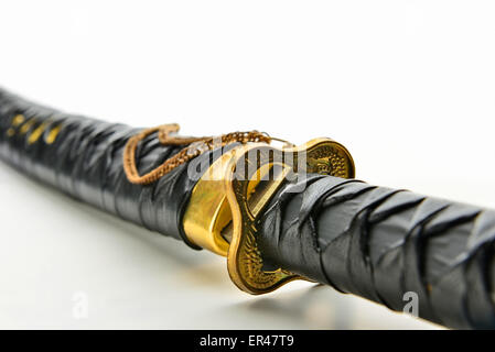 Flachen DOF Bild des Katana japanische Schwert Closeup auf hellem Hintergrund Gegenlicht Stockfoto