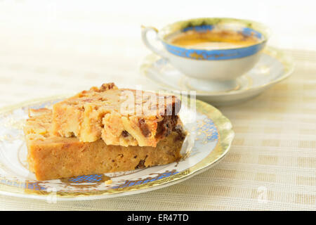 Boding - traditionelle belgische Dessert aus altem Brot, Rosinen, Milch, brauner Zucker und Eiern. Serviert mit einer Tasse Tee auf ligh Stockfoto