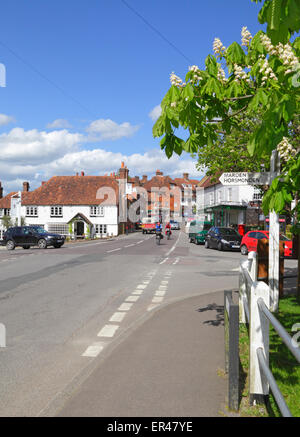 Zwei Radfahrer, Radfahren durch die hübsche Wealden Dorf Goudhurst. Kent, England, UK Stockfoto