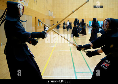 Tokio, Japan. 27. Mai 2015.  Jenny Nash von der GB-Frauen Team (rechts) Holme mit einem Mitspieler während des Trainings für die bevorstehende Kendo WM 2015, 29.-31. Mai im Tokioter Nippon Budokan statt. Bildnachweis: Peter Blake/Alamy Live-Nachrichten Stockfoto