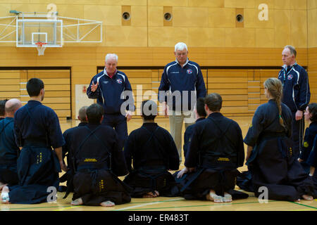 Tokio, Japan. 27. Mai 2015.  Das GB Kendo Team hört ein Briefing von deren Cheftrainer, Malcolm Goodwin. Kendo Weltmeisterschaften im Nippon Budokan in Tokyo beginnt 29. Mai. Bildnachweis: Peter Blake/Alamy Live-Nachrichten Stockfoto