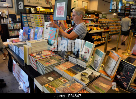 New York, USA. 26. Mai 2015. Ein Leser wählt Bücher an das chinesische Buch Zone von Barnes & Noble auf der Upper West Side von Manhattan, New York, USA, am 26. Mai 2015. Eine chinesisches Buch Zone startete zum ersten Mal in Barnes & Noble auf der Upper West Side von Manhattan, New York, Bücher über China in englischer Sprache zu verkaufen. © Wang Lei/Xinhua/Alamy Live-Nachrichten Stockfoto