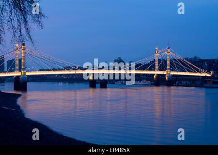 Albert-Brücke in der Dämmerung Abenddämmerung Nacht Sonnenuntergang beleuchtet River Thames Chelsea London England UK Stockfoto