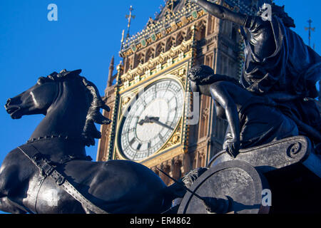 Boadicea und Wagen Statue mit Pferd und Uhr Gesicht des Big Ben Elizabeth Turm Häuser des Parlaments London England UK Stockfoto