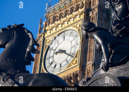 Boadicea und Wagen Statue mit Pferd und Uhr Gesicht des Big Ben Elizabeth Turm Häuser des Parlaments London England UK Stockfoto
