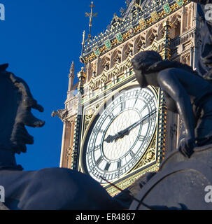 Boadice Statue Wagen und Pferd und Big Ben Clock tower Houses of Parlament Elizabeth Turm Westminster London England UK Stockfoto