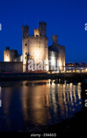 Caernarfon Castle in der Dämmerung Abenddämmerung Nacht aus über Seiont Mündung Gwynedd North Wales UK Stockfoto