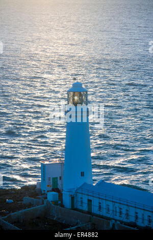 South Stack Leuchtturm bei Sonnenuntergang Ynys LAwd Holy Island in der Nähe von Holyhead Anglesey North Wales UK Stockfoto