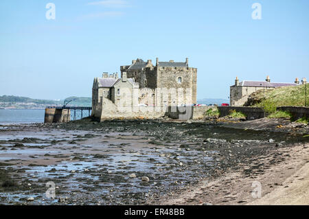 Historic besaß Blackness Castle von den Firth of Forth im schottischen Falkirk Rat Bereich Stockfoto