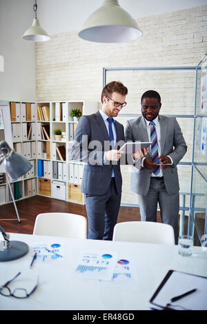 Zuversichtlich-Manager auf Daten während der Diskussion neuer Ideen Stockfoto