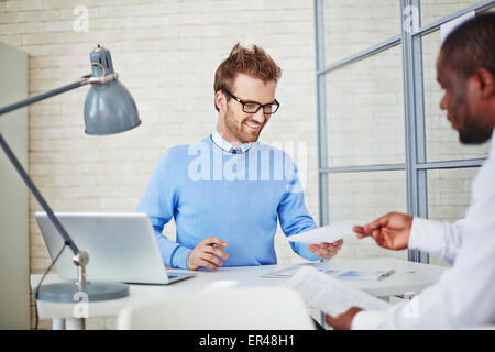 Junge Manager lesen Lebenslauf des Menschen, die Einstellung für job Stockfoto