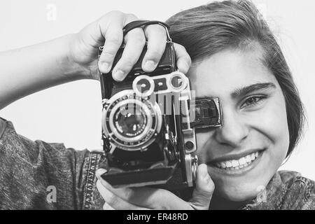 Teenager-Mädchen mit einem alten klappbare Kamera Porträt. Stockfoto