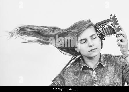 Teenager-Mädchen auf sich selbst mit einem alten Klapp-Kamera schießen. Stockfoto