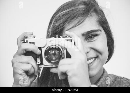 Teenager-Mädchen mit einem alten klappbare Kamera Porträt. Stockfoto