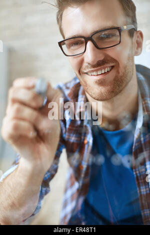 Lächelnd Geschäftsmann in Notizen auf transparente Brillen Stockfoto