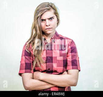 Wütende Teenager Mädchen schaut in die Kamera mit einem durchdringenden Blick. Stockfoto