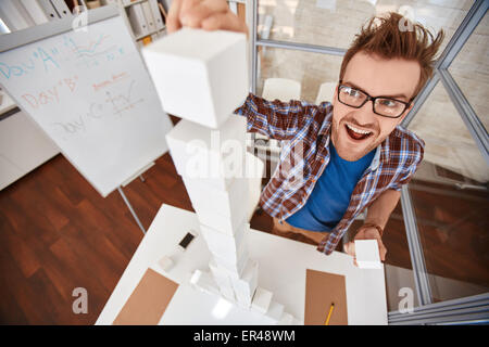 Junge Designer oder Architekten Gebäude hohe Pyramide Stockfoto