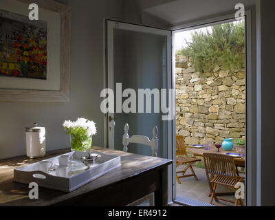Innenraum mit Küche im Landhausstil mit Blick auf einen kleinen Innenhof Stockfoto