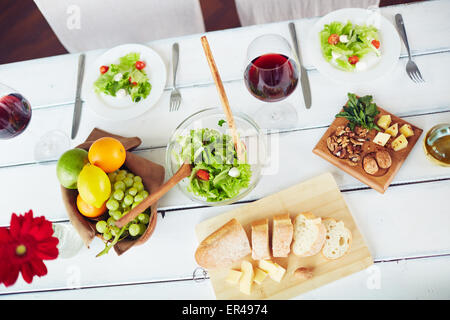 Gesundes und frisches Essen am Tisch serviert Stockfoto