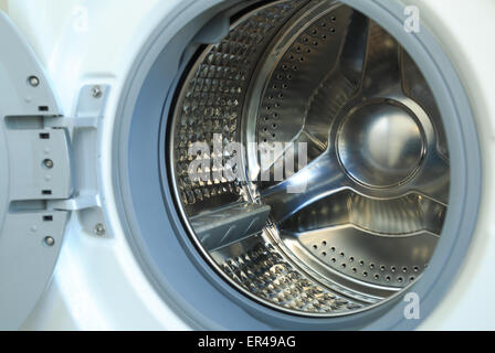 Waschmaschine mit offener Tür. Stockfoto