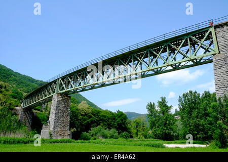 Eisenbahnbrücke in der Nähe von Solkan, Slowenien. Stockfoto