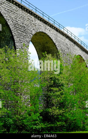 Eisenbahnbrücke in der Nähe von Solkan, Slowenien. Stockfoto