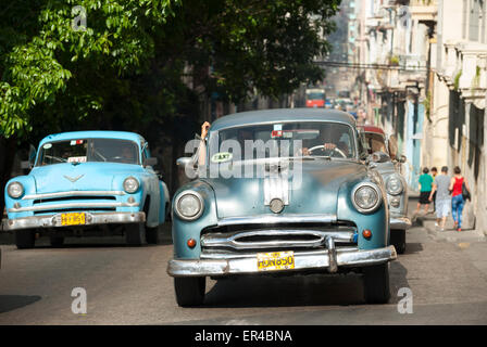 Havanna, Kuba - Juni 2011: American Taxi Oldtimer Teile die Straße in Zentral-Havanna. Stockfoto