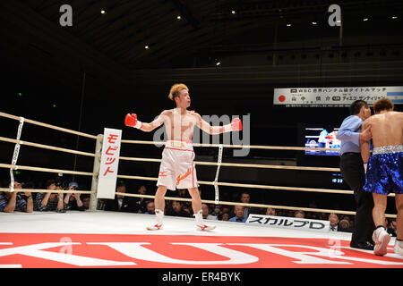 Osaka, Japan. 16. April 2015. Juiki Tatsuyoshi, Tadao Iwaya (JPN) Fußball: Juiki Tatsuyoshi von Japan feiert seinen zweiten Runde KO-Sieg über Tadao Iwaya Japans wie der Schiedsrichter den Kampf während seinem Profidebüt 4R Superbantamgewicht Kampf an Aufbauhersteller Colosseum (Osaka Prefectural Gymnasium) in Osaka, Japan stoppt. © Mikio Nakai/AFLO/Alamy Live-Nachrichten Stockfoto