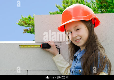 Kind in eine schützende Arbeitshelm Stockfoto