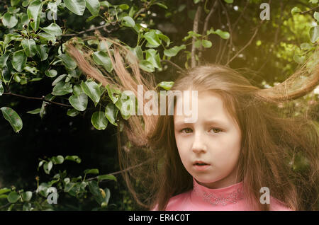 Porträt des schönen Mädchens in der Nähe eines Baumes im Sommer Stockfoto