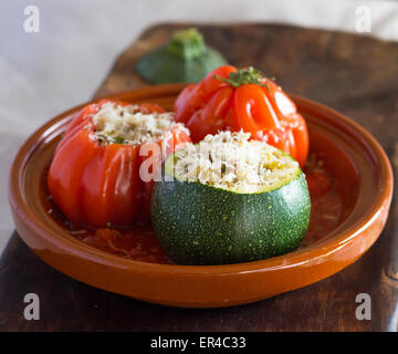 Gefüllte Zucchini oder Zucchini und Rindfleisch Tomaten Stockfoto