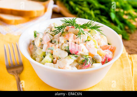 Russischer Salat Olivier in Schüssel Stockfoto