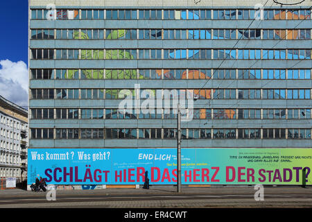 "Hier schlägt das Herz der Stadt?" geschrieben an den Wänden einen freien Block aus den 60er Jahren im Zentrum Stadt Magdeburg, Deutschland. Stockfoto