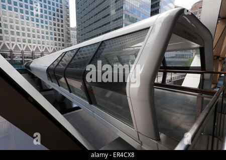 Die neue, im Weitwinkel Adams Plaza Bridge, Canary Wharf Cross Bahn, Bahnhof, Isle of Dogs. Stockfoto