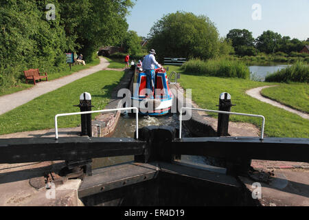 Ein Narrowboat Lock 19 des Fluges Lapworth an Kingswood Kreuzung an der Stratford on Avon Canal, Solihull, England Stockfoto